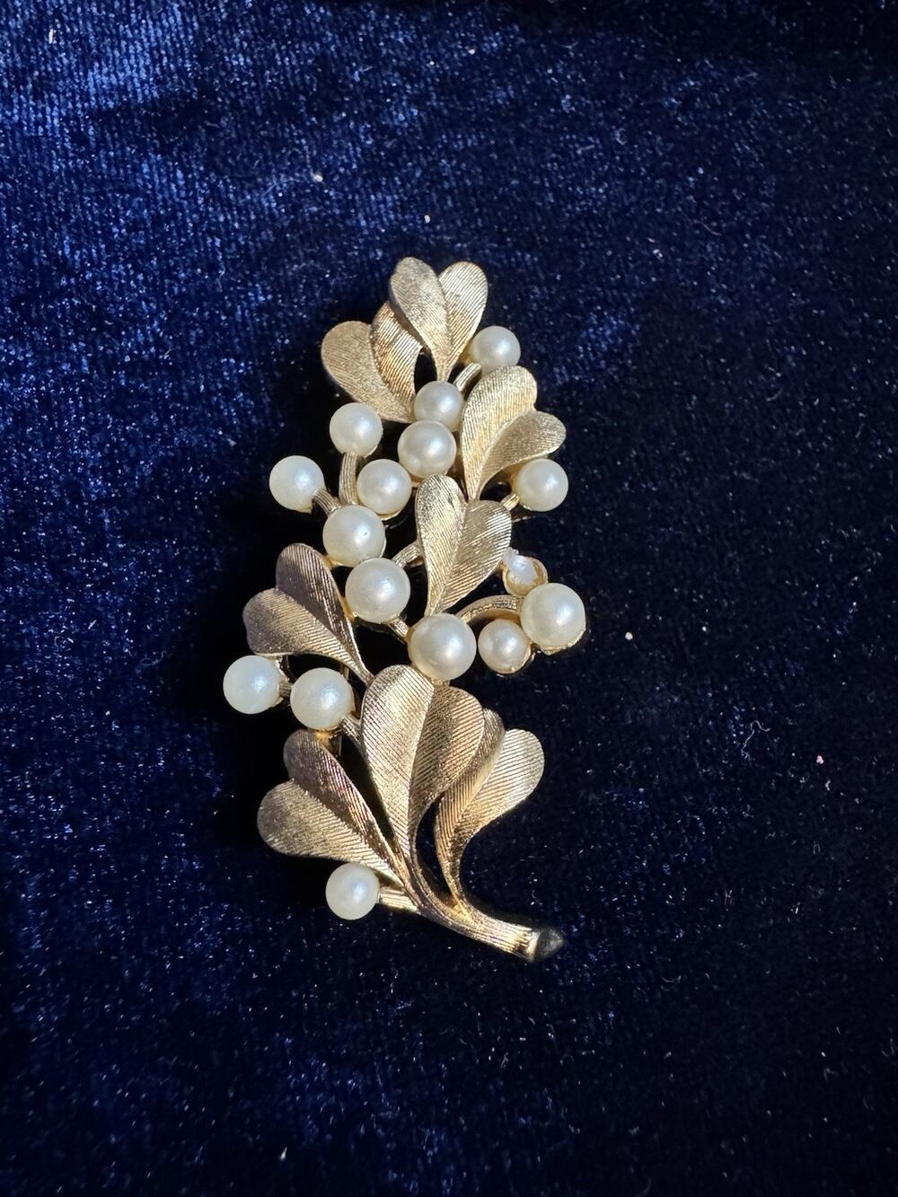 1960s Vintage Signed Trifari Gold Tone Leaf Pearl Floral Brooch Pin